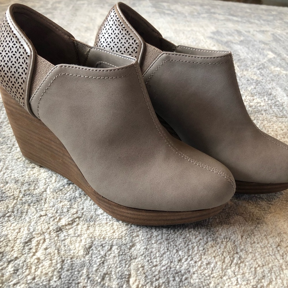 Dr. Scholl’s gray wedge bootie. Great used condition.